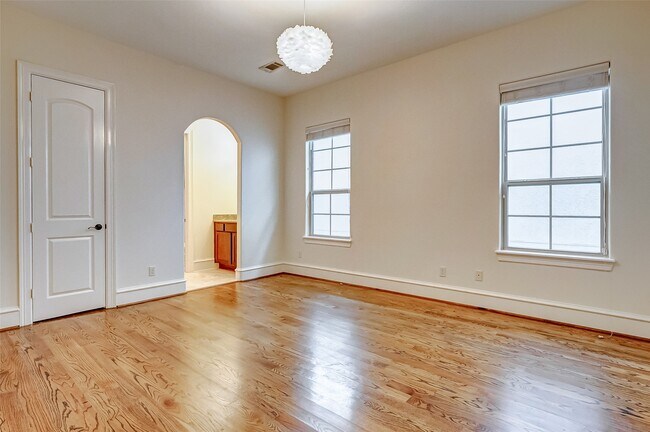 Building Photo - 5710 Darling St