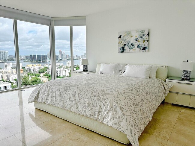 Building Photo - 17555 Collins Ave