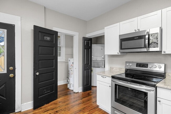 Building Photo - 43 1/2 Ash St NE