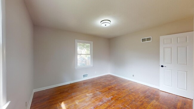 Building Photo - Ranch home close to Parkway