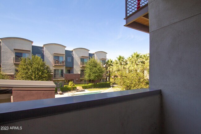 Building Photo - 525 W Lakeside Dr