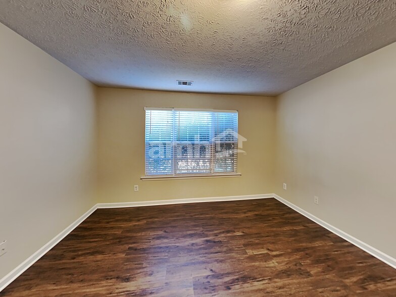 Building Photo - 1401 Buckingham Pl