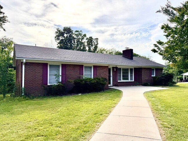 Building Photo - 3BR 1.5BA Brick Ranch in Lexington