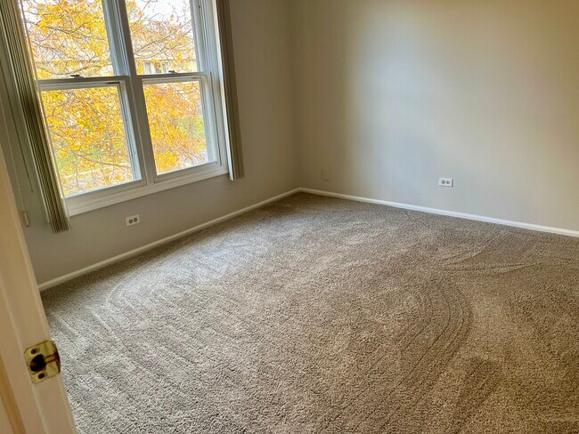 Building Photo - 240 Southwick Ct