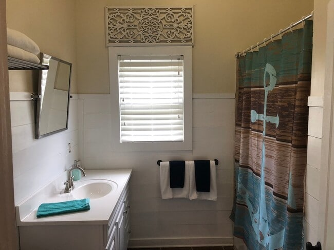 Building Photo - Historic Ybor City Bungalow