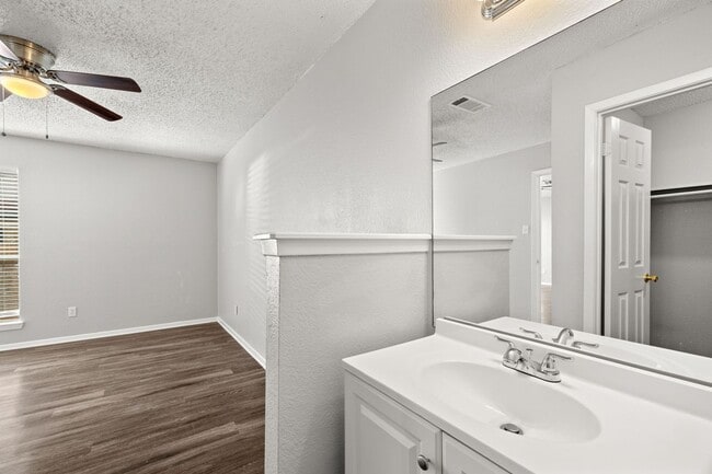 Building Photo - CV-AUS12130 Thompkins