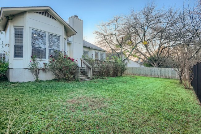 Building Photo - Beautiful 3/2 on Greenbelt (Inquire for Av...