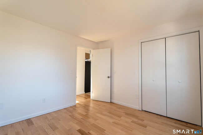 Building Photo - 751 Old Stratfield Rd