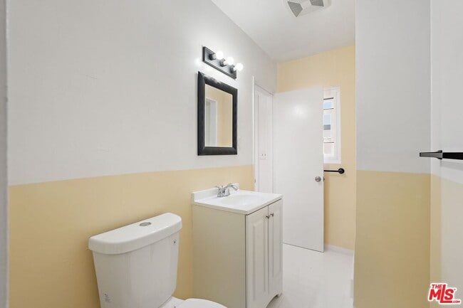 Building Photo - 11004 Mansel Ave