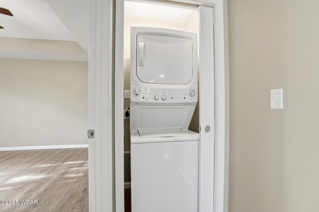 Building Photo - 2882 Lake Cir Dr