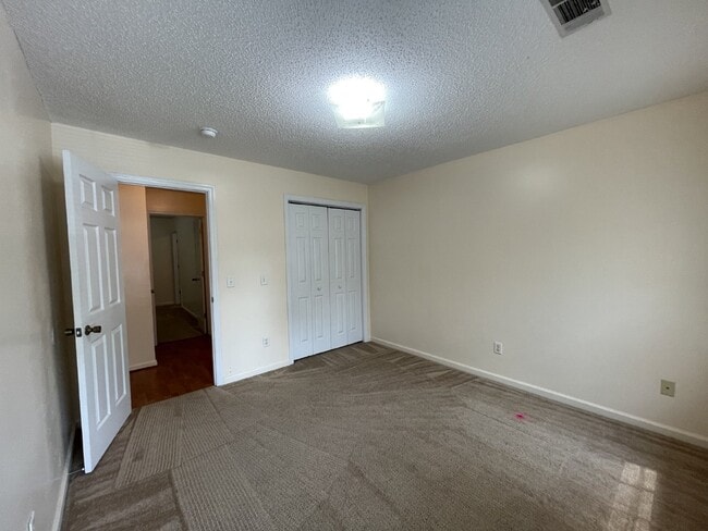 Building Photo - Duplex for Rent