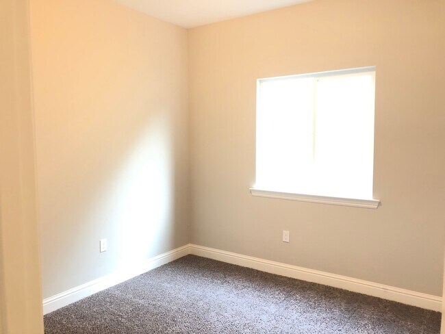 Building Photo - 483 Glendon Pl