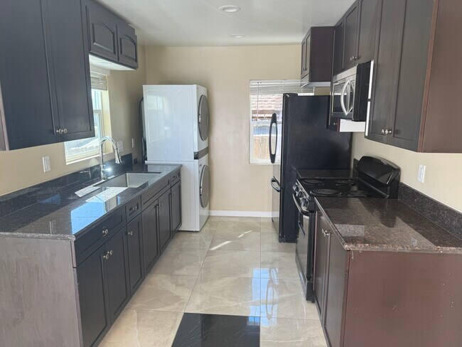 Building Photo - 4858 Palm Ave