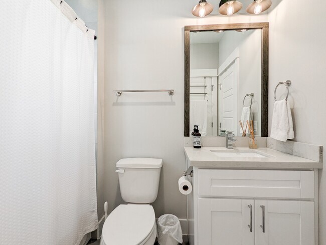 Building Photo - 1114 W 15th 1/2 St