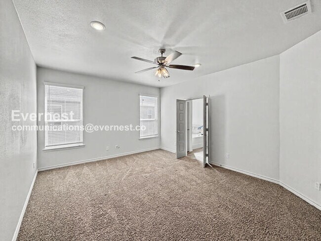 Building Photo - Limited Time Special Offer / 4 Bed, 3 Bath Home with Garage / Pet-Friendly / Vouchers Accepted / ...