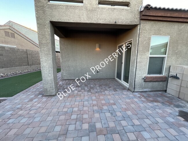Building Photo - 8721 N Black Pine Dr