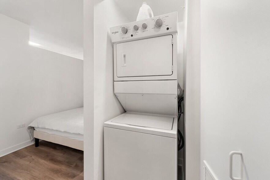 Building Photo - 720 S Wells St