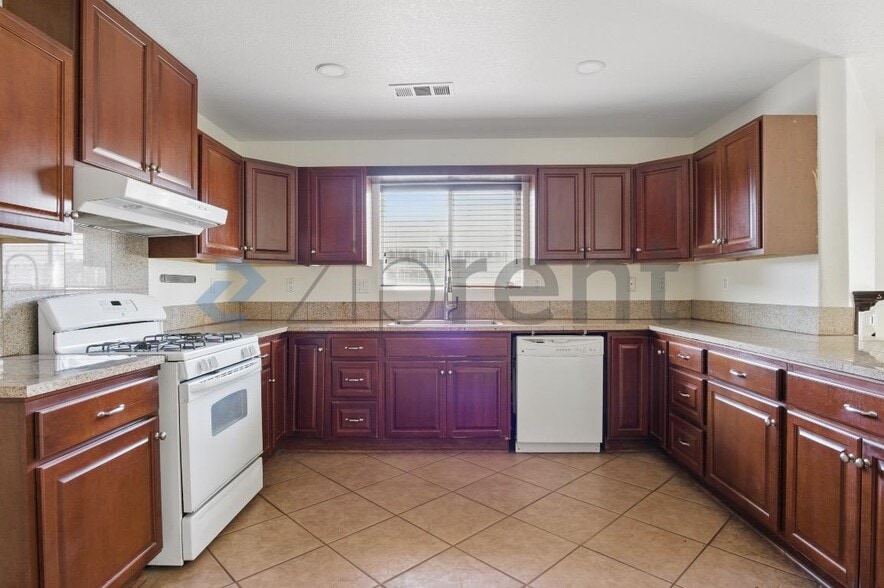 Building Photo - 1365 Valley View Ave