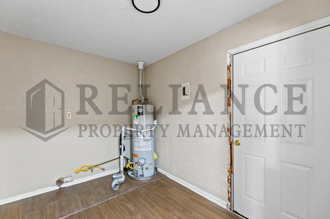 Building Photo - 2908 S Glenn Ave