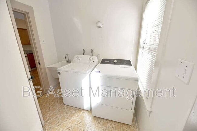 Building Photo - 3808 Lakeshore Ave