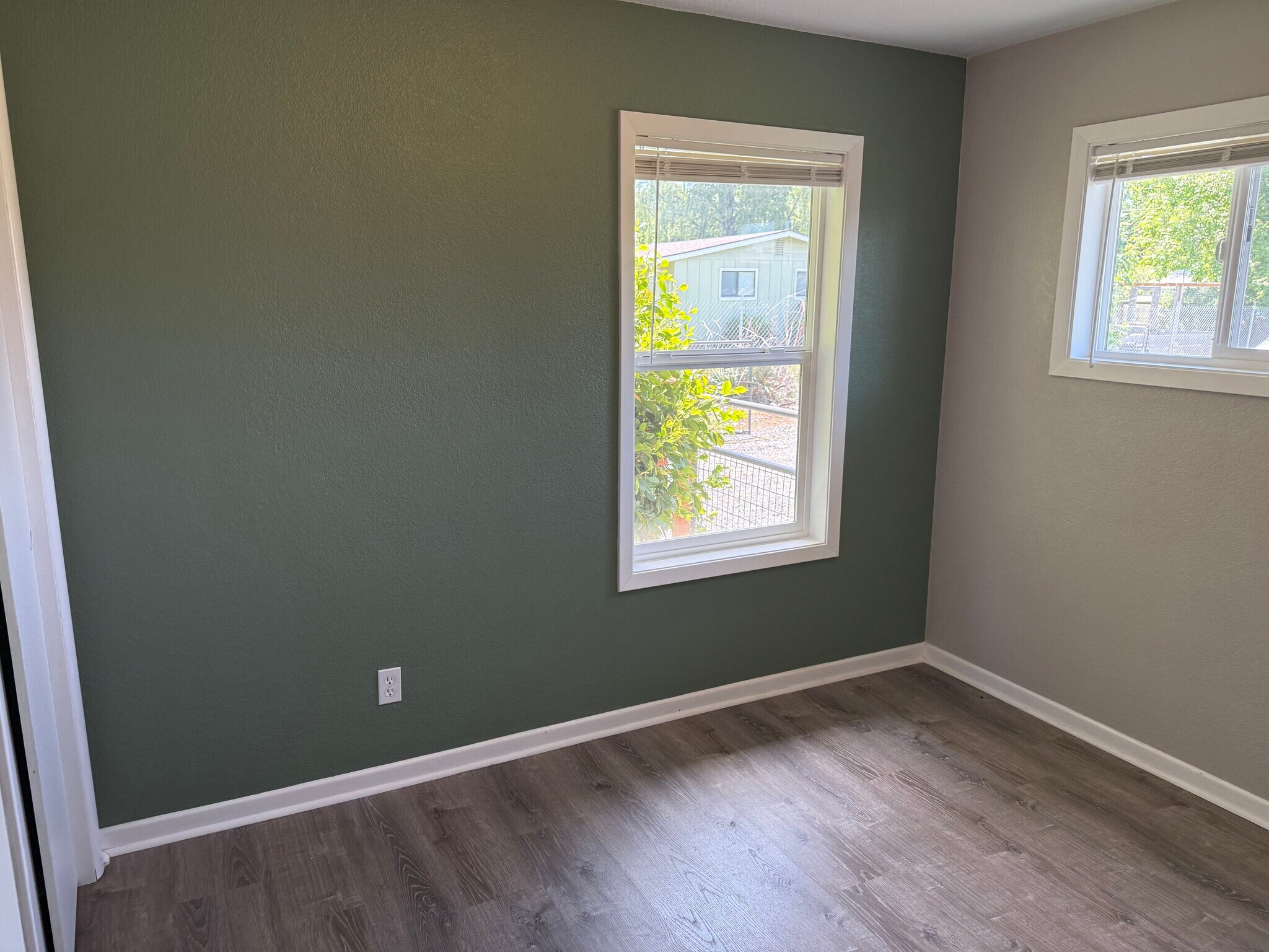 Building Photo - 406 Hillview Dr