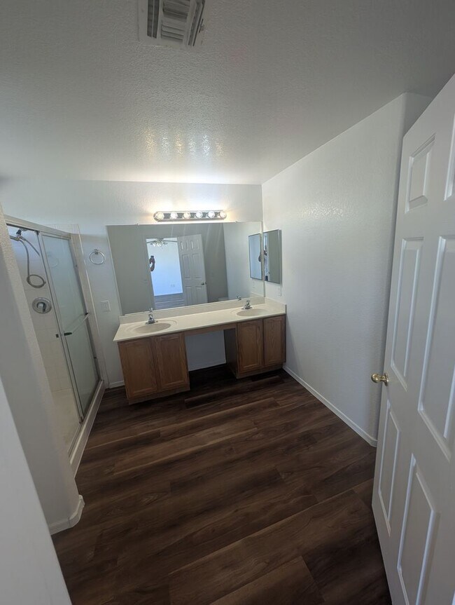 Building Photo - Great Northwest Tucson Area Location