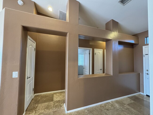 Building Photo - 2 BEDROOM PLUS OFFICE/DEN IN MCDOWELL MTN ...