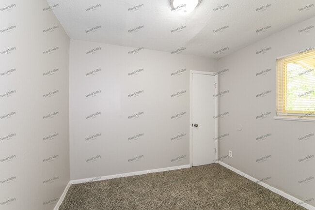 Building Photo - 10250 Valley Dr