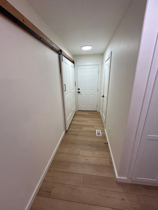 Building Photo - 4 bedroom, 2.5 Bath In Carlton- Great Location!