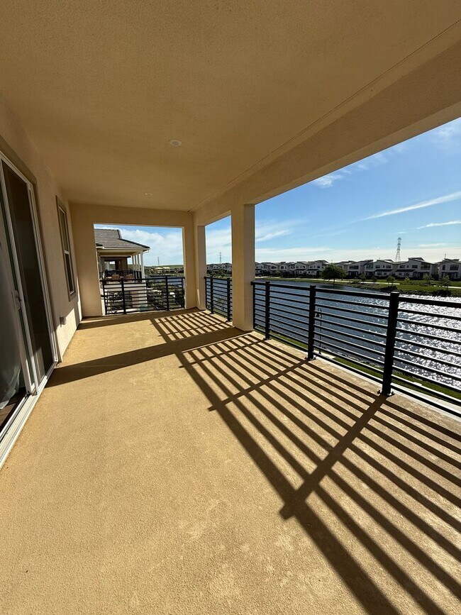 Building Photo - LAKE VIEW