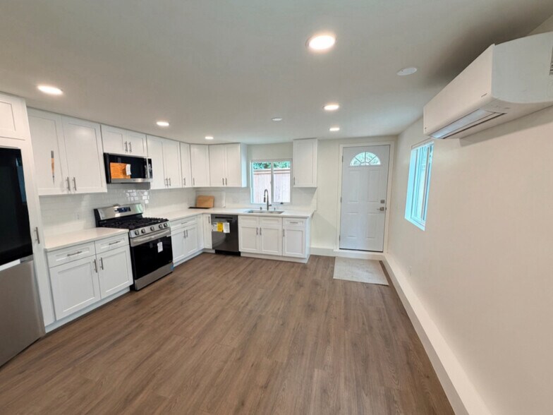 Building Photo - 4242 La Salle Ave