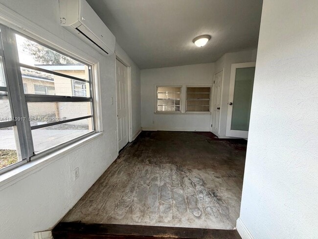 Building Photo - 565 Forrest Dr