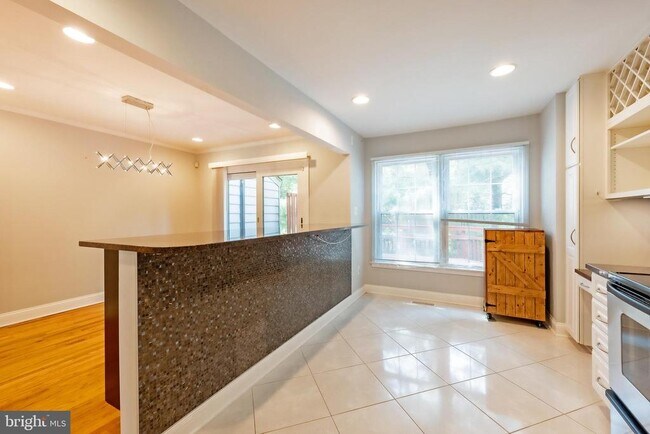 Building Photo - 215 Lynn Manor Dr