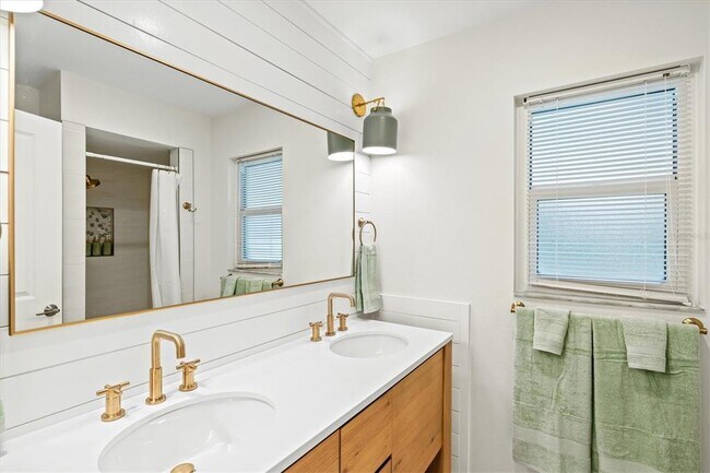 Building Photo - 2641 Hyde Park St