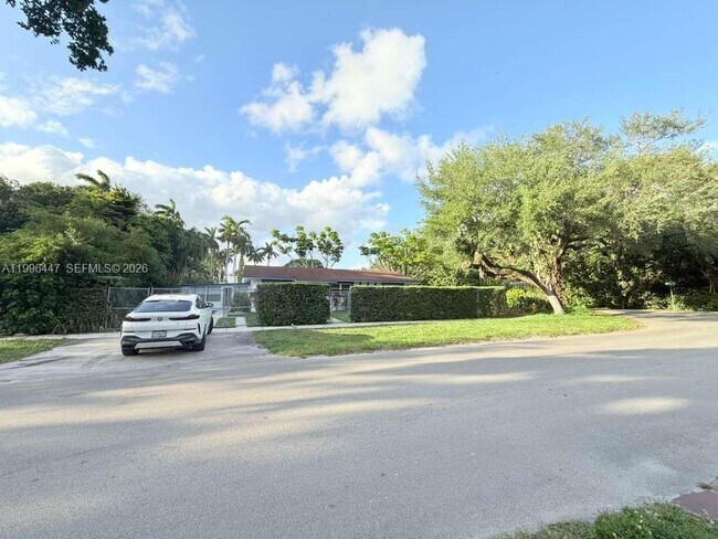 Building Photo - 325 NE 131st St