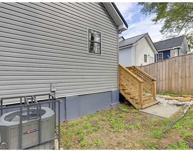 Building Photo - 1418 2nd Ave
