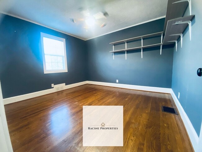 Building Photo - Welcome to your next home adventure in the charming town of Gray Court!