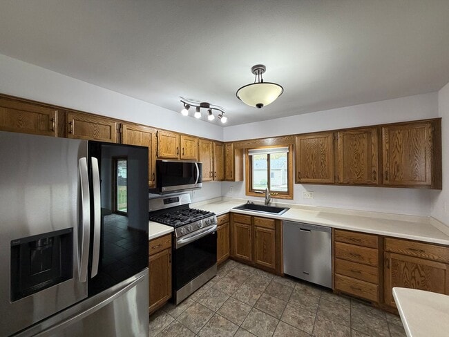 Building Photo - 5 Bed 2 Bath Single Family Home in Marshfield