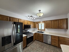 Building Photo - 5 Bed 2 Bath Single Family Home in Marshfield