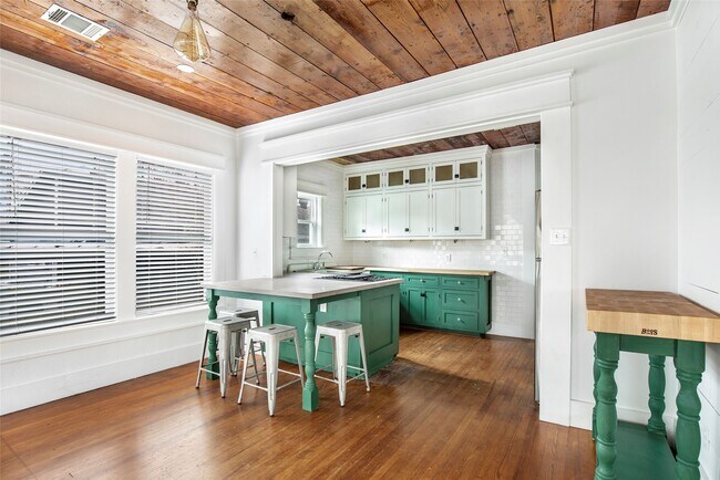 Building Photo - 4731 Woodside St