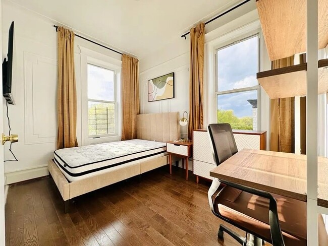 Building Photo - Furnished room/NOT APARTMENT