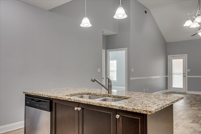 Building Photo - 665 Dunrobin Ln