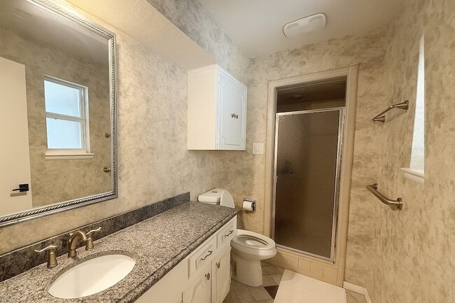 Building Photo - 2325 Ravenwood Dr