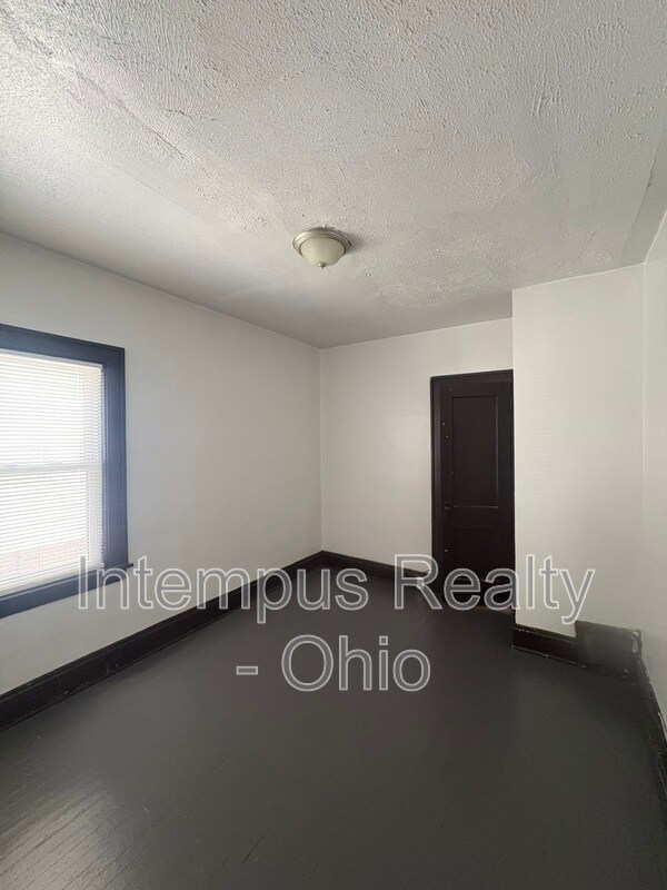Building Photo - 4072 E 139th St