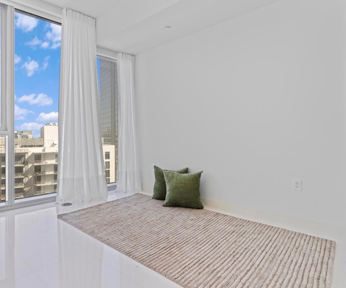 Building Photo - 300 Biscayne Boulevard Way