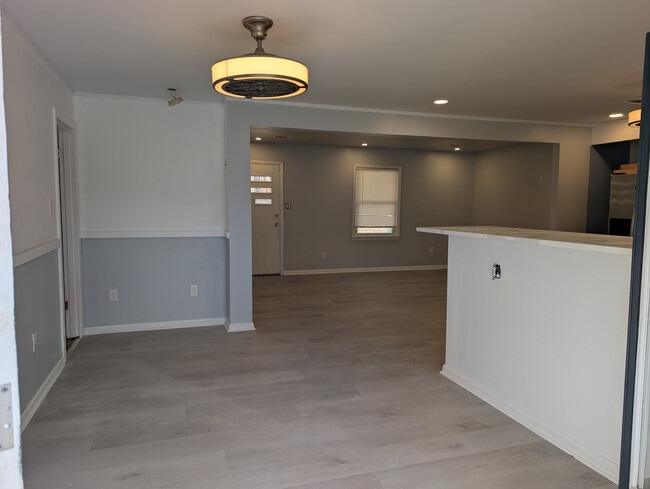 Building Photo - Room in Duplex on Union Rd SW