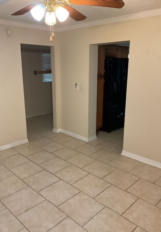 Building Photo - Beautiful Remodeled Home In Floral Park Neighborhood