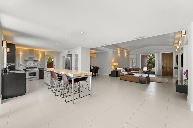 Building Photo - 122 E 2nd Ct