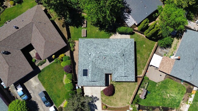 Building Photo - One level home with lots of character in Hillsboro.