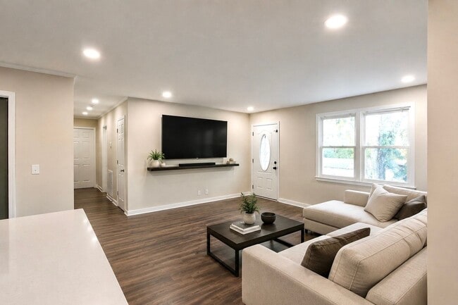 Building Photo - 114 Woodridge Dr